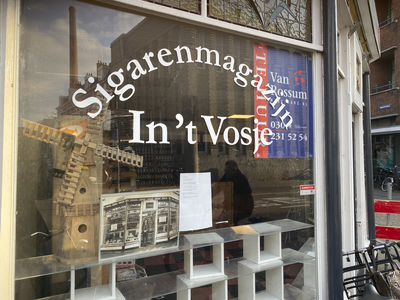 904977 Gezicht op de winkelpui van het gesloten Sigarenmagazijn In 't Vosje (Nobelstraat 141) te Utrecht.